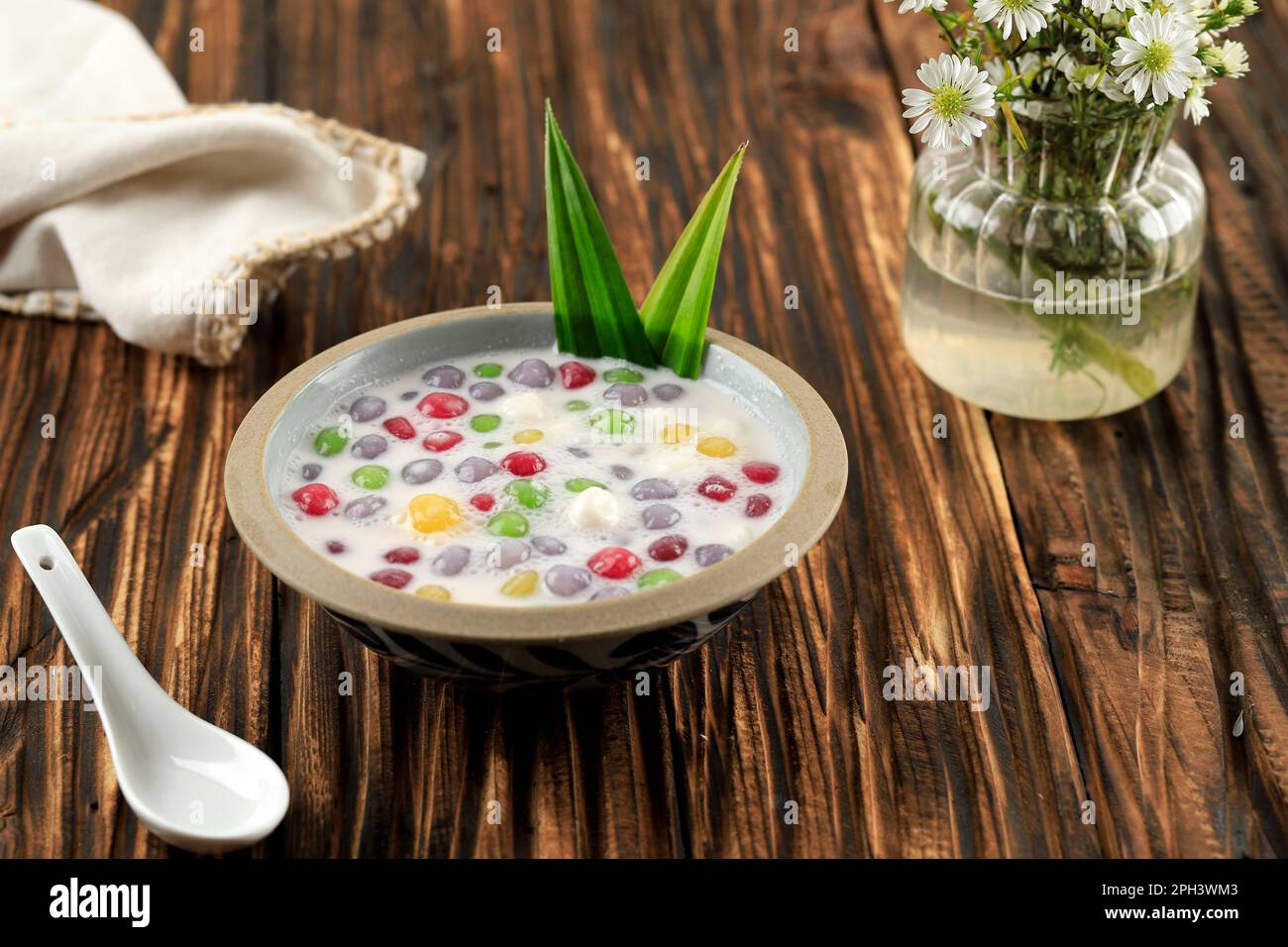 Thailandia Bua Loi o Bua Loy, dessert dolce con coloratissime sfere di perla, latte di cocco e zucchero Foto Stock