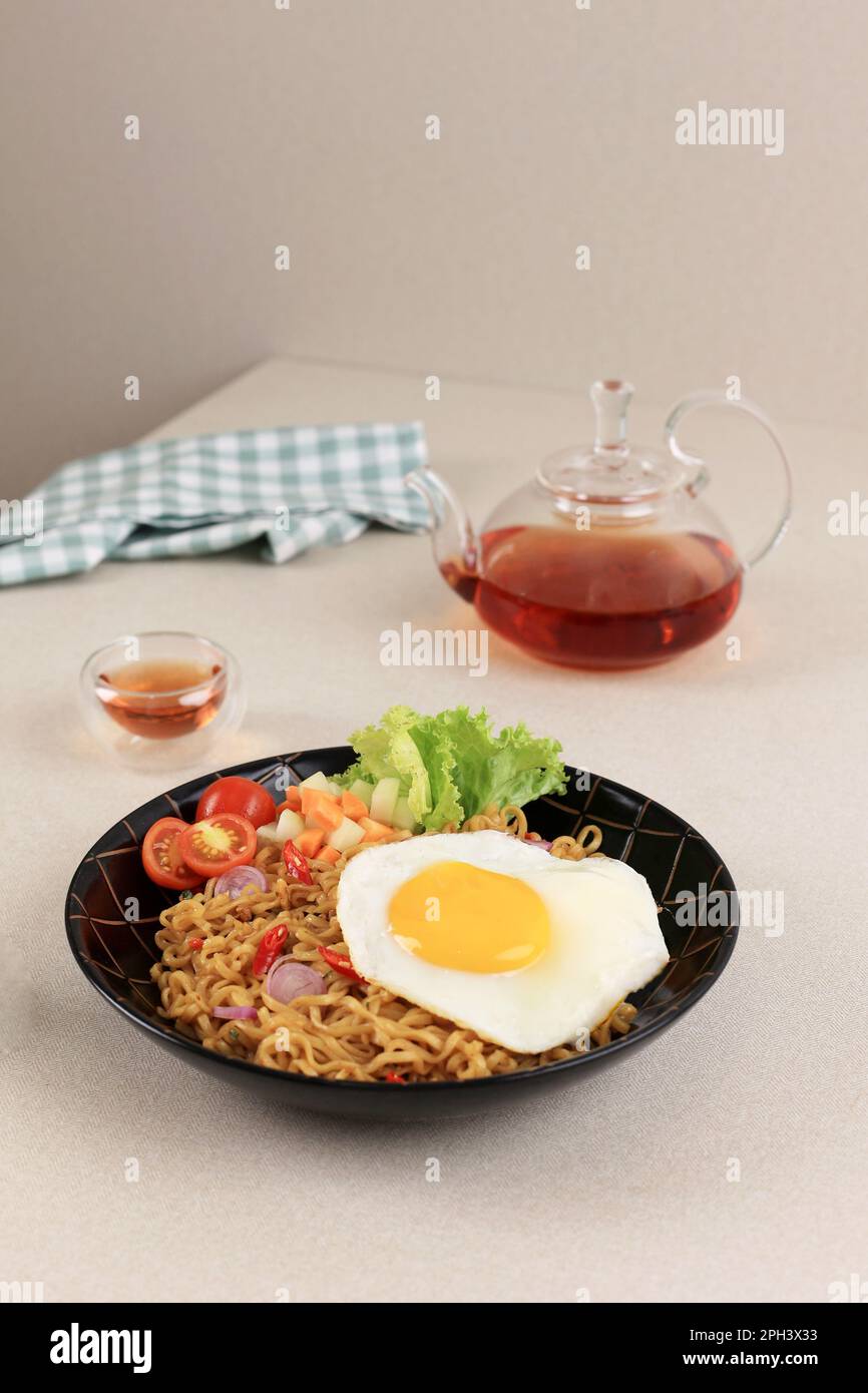 Noodle fritto Indomie Goreng con sole Side Up Egg Foto Stock
