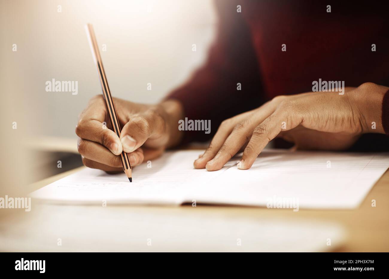 Fare alcune note di revisione. Primo piano di uno studente universitario che scrive note nel suo libro. Foto Stock
