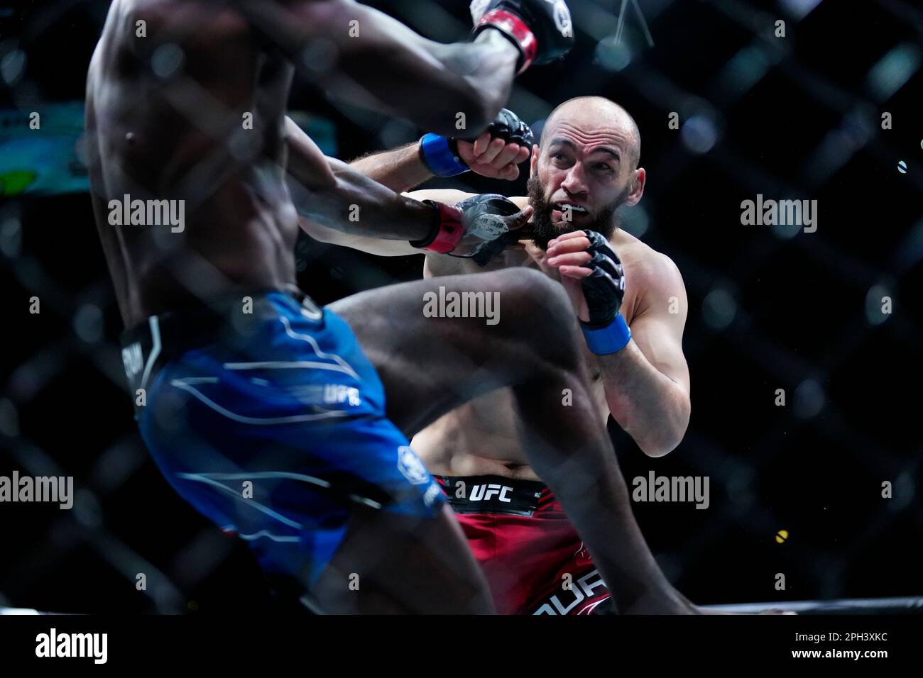 SAN ANTONIO, TEXAS - 25 MARZO: (L-R) Chidi Njokuani batte Albert Duraev nella loro lotta contro i pesi medi durante l'evento UFC Fight Night presso L'AT&T Center il 25 marzo 2023 a San Antonio, Texas, USA. (Foto di Louis Grasse/PxImages) Foto Stock