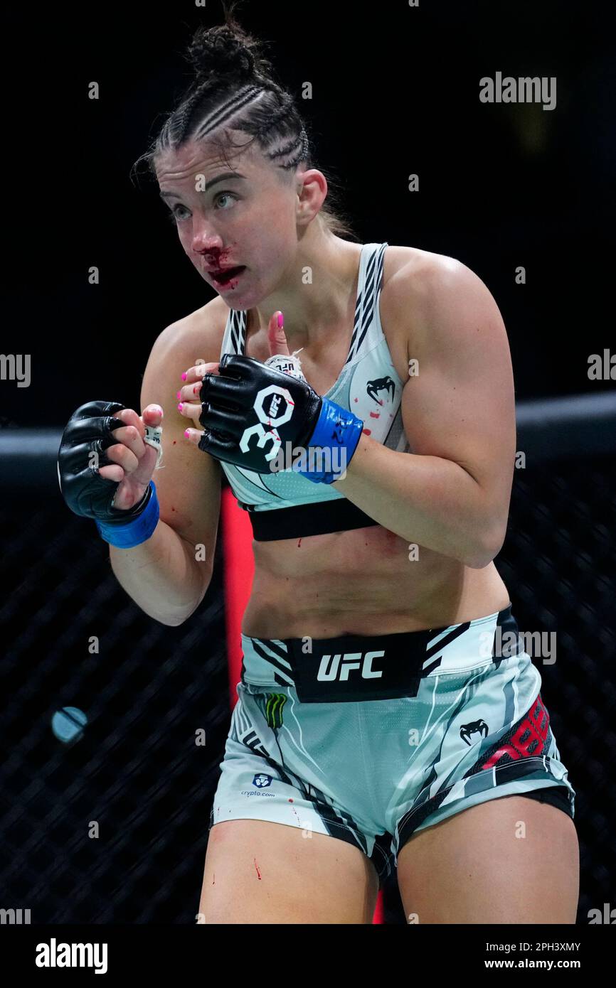 SAN ANTONIO, TEXAS - 25 MARZO: Maycee Barber batte Andrea Lee nella lotta al peso della mosca femminile durante l'evento UFC Fight Night presso L'AT&T Center il 25 marzo 2023 a San Antonio, Texas, USA. (Foto di Louis Grasse/PxImages) Foto Stock