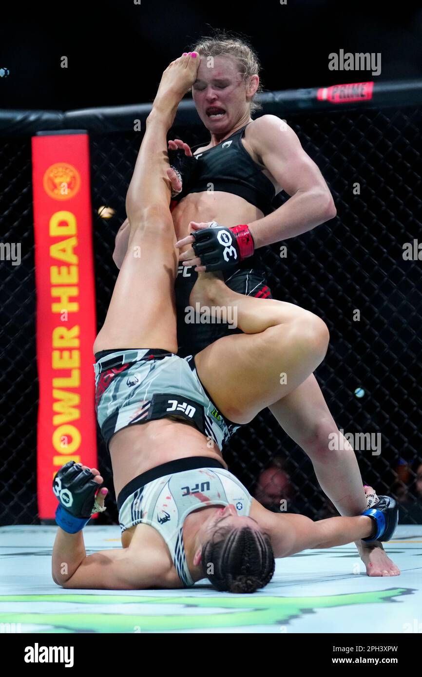 SAN ANTONIO, TEXAS - 25 MARZO: Maycee Barber (in basso) calcia Andrea Lee nella lotta di peso delle donne durante l'evento UFC Fight Night presso L'AT&T Center il 25 marzo 2023 a San Antonio, Texas, USA. (Foto di Louis Grasse/PxImages) Foto Stock