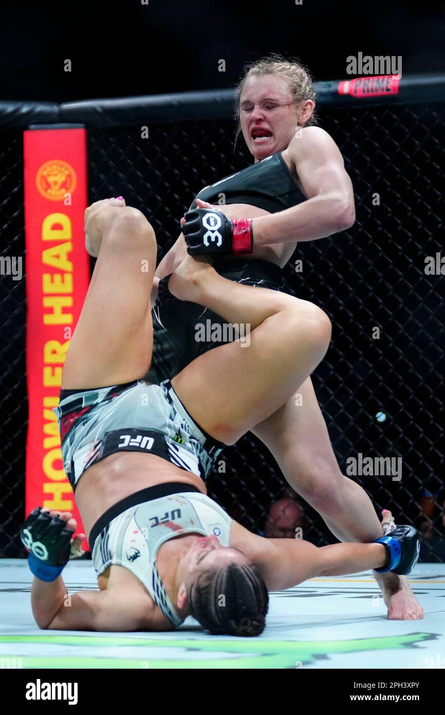SAN ANTONIO, TEXAS - 25 MARZO: Maycee Barber (in basso) calcia Andrea Lee nella lotta di peso delle donne durante l'evento UFC Fight Night presso L'AT&T Center il 25 marzo 2023 a San Antonio, Texas, USA. (Foto di Louis Grasse/PxImages) Foto Stock