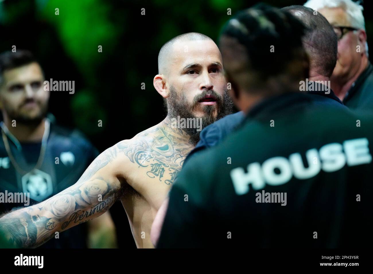 SAN ANTONIO, TEXAS - 25 MARZO: Marlon vera si prepara a combattere Cory Sandhagen nella loro lotta Bantamphight durante l'evento UFC Fight Night presso L'AT&T Center il 25 marzo 2023 a San Antonio, Texas, USA. (Foto di Louis Grasse/PxImages) Foto Stock