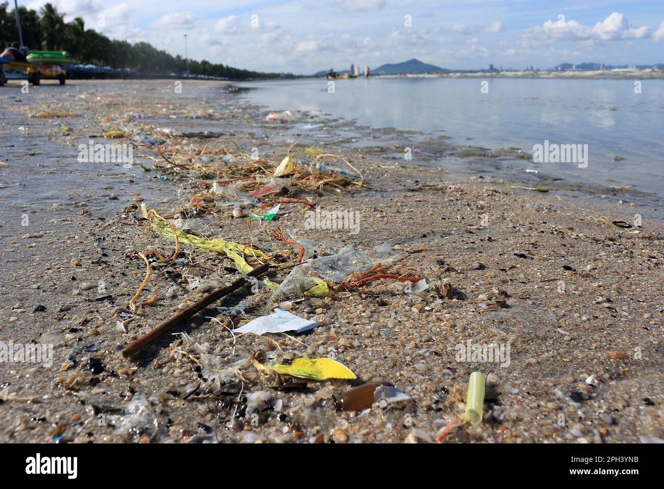 La spazzatura viene lavata dal mare con la bassa marea. Foto Stock