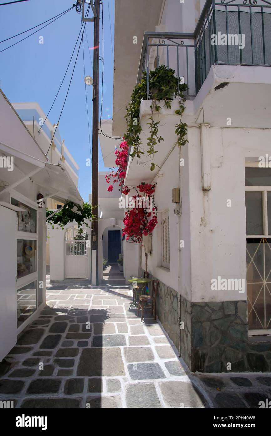 IOS, Grecia : 26 maggio 2021 : Vista di un tipico vicolo nella pittoresca isola di iOS Grecia Foto Stock