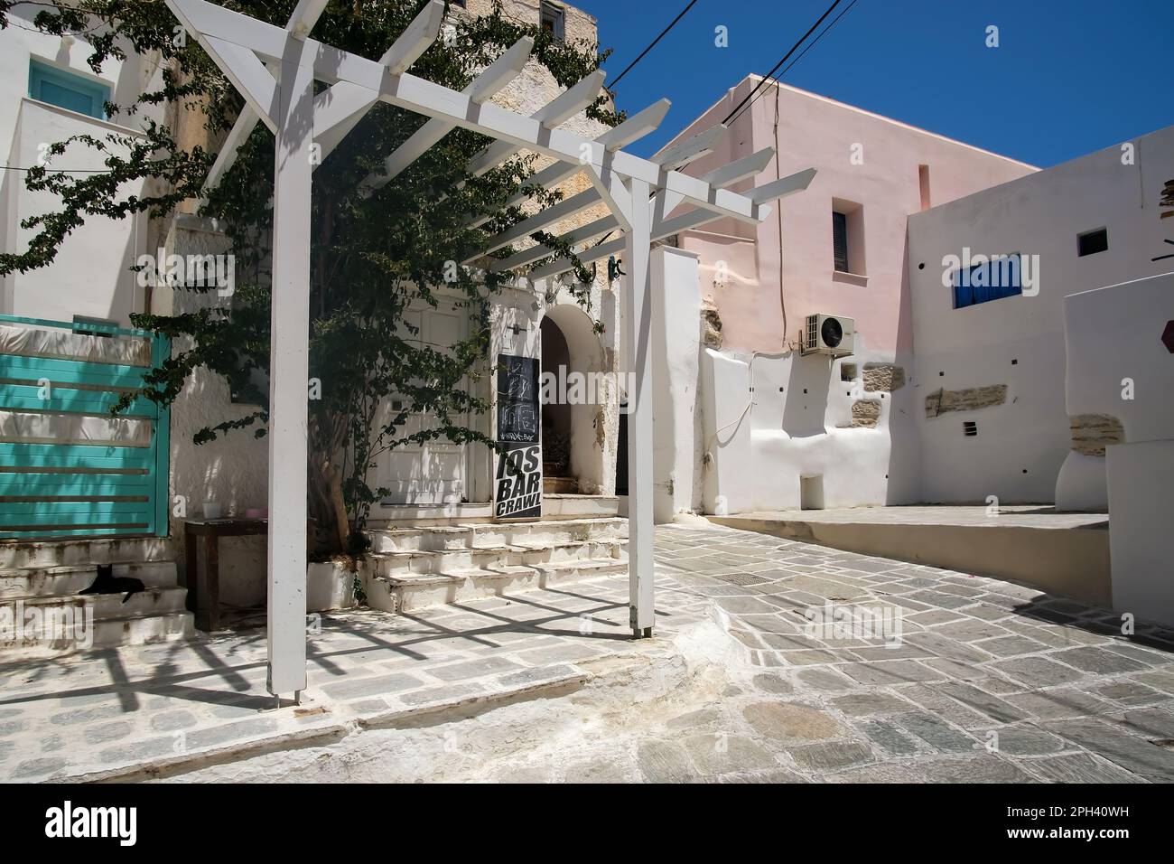 IOS, Grecia : 26 maggio 2021 : Vista di un tipico vicolo nella pittoresca isola di iOS Grecia Foto Stock