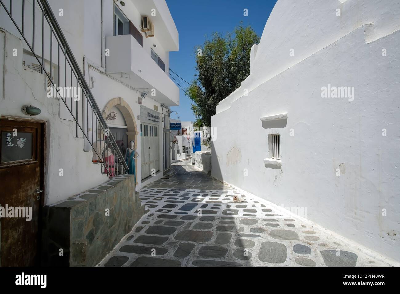IOS, Grecia : 26 maggio 2021 : Vista di un tipico vicolo nella pittoresca isola di iOS Grecia Foto Stock