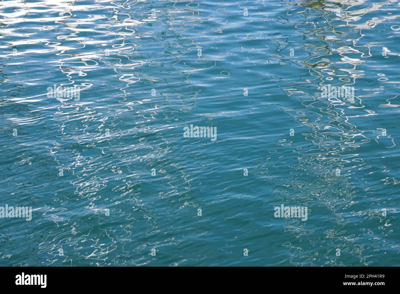 mare calmo sfondo, acqua blu superficie con dolci onde e riflessi Foto Stock