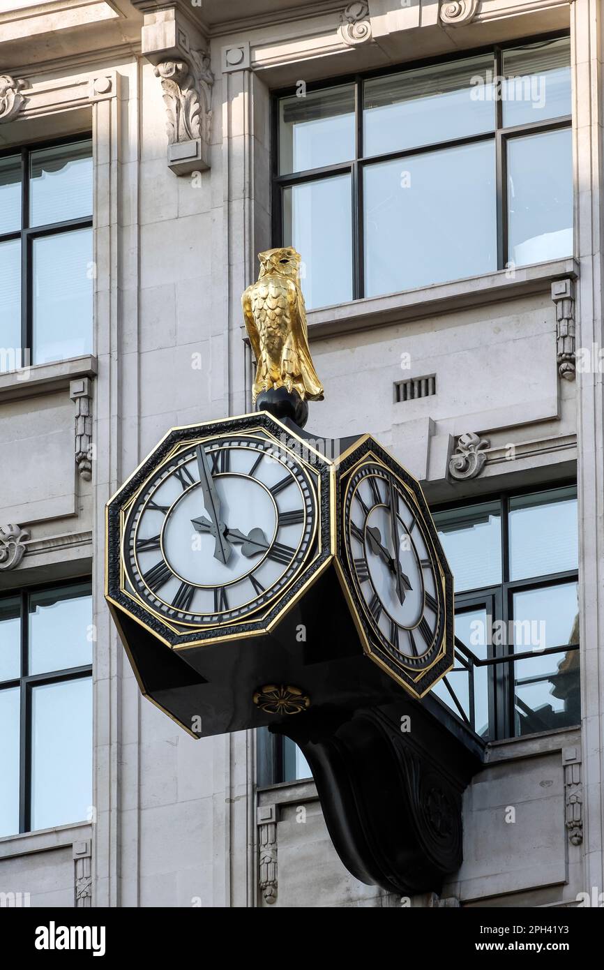 Gufo d'oro in cima a un orologio Foto Stock