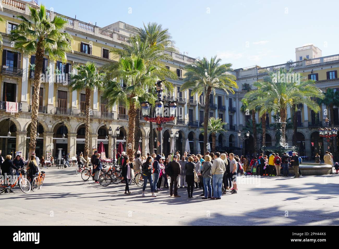 Barcellona, Spagna - 02 marzo 2016: Placa Reial popolato da grandi gruppi di turisti in visite guidate Foto Stock