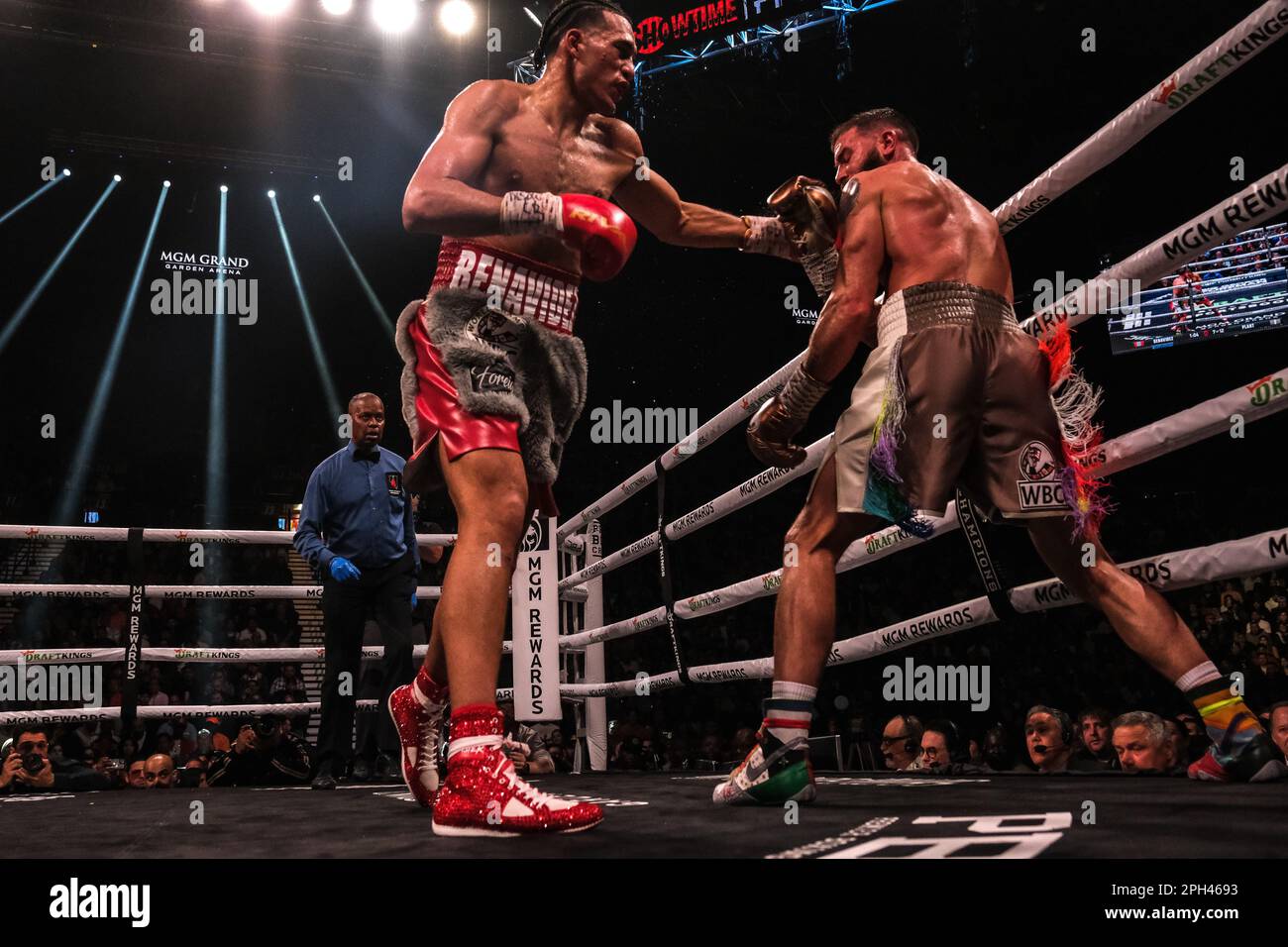 Las Vegas, Nevada, Stati Uniti. 25th Mar, 2023. Azione tra David Benavidez (pantaloncini rossi e grigi) e Caleb Plant nel loro WBC Super Middleweight Title Eliminator nel principale anche di uno Showtime Boxing pay per view dalla MGM Grand Garden Arena di Las Vegas. Benavidez ha vinto la lotta con decisione unanime estendendo il suo record a 27-0. (Credit Image: © Adam DelGiudice/ZUMA Press Wire) SOLO PER USO EDITORIALE! Non per USO commerciale! Foto Stock