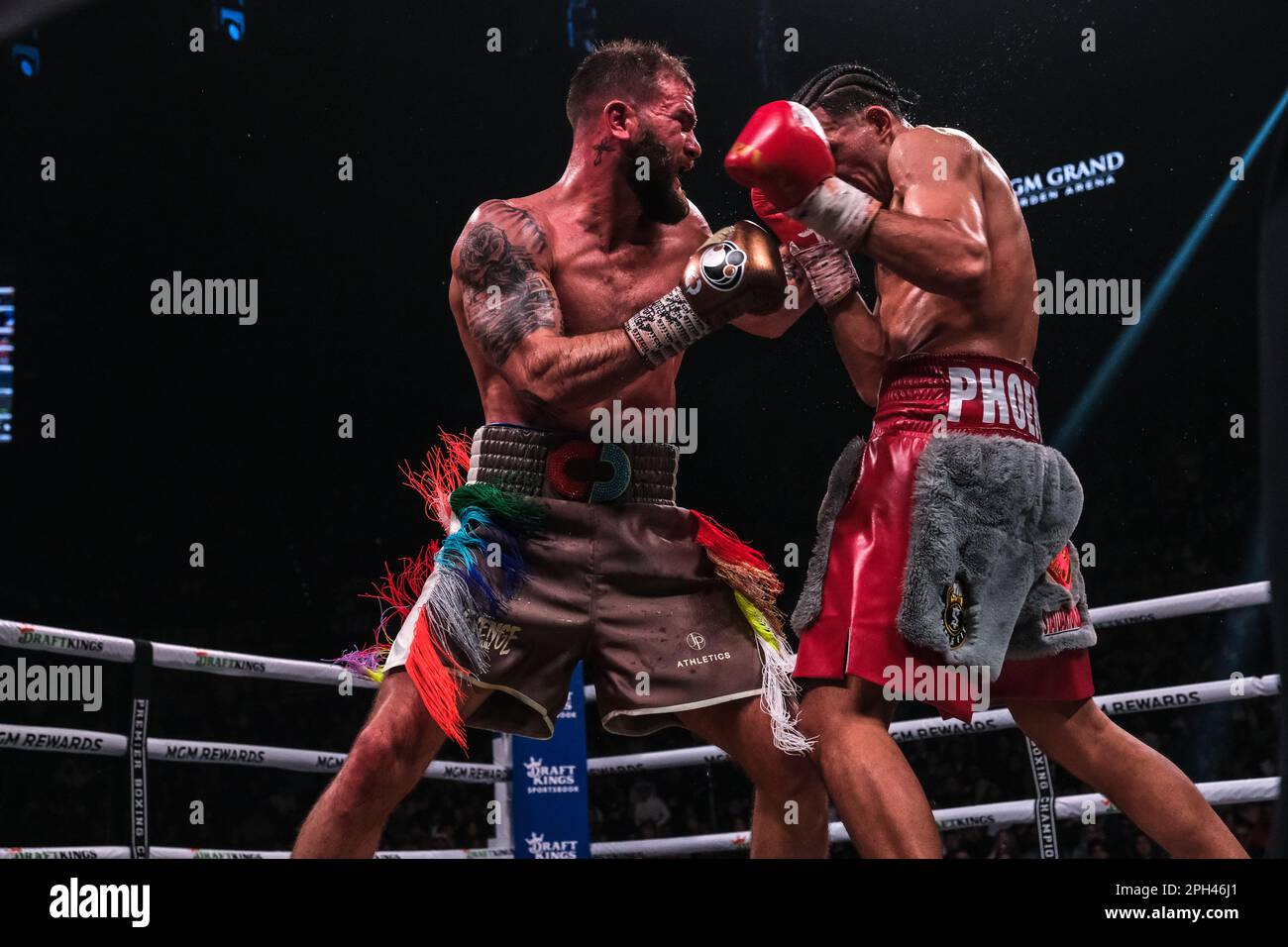 Las Vegas, Nevada, Stati Uniti. 25th Mar, 2023. Azione tra David Benavidez (pantaloncini rossi e grigi) e Caleb Plant nel loro WBC Super Middleweight Title Eliminator nel principale anche di uno Showtime Boxing pay per view dalla MGM Grand Garden Arena di Las Vegas. Benavidez ha vinto la lotta con decisione unanime estendendo il suo record a 27-0. (Credit Image: © Adam DelGiudice/ZUMA Press Wire) SOLO PER USO EDITORIALE! Non per USO commerciale! Foto Stock