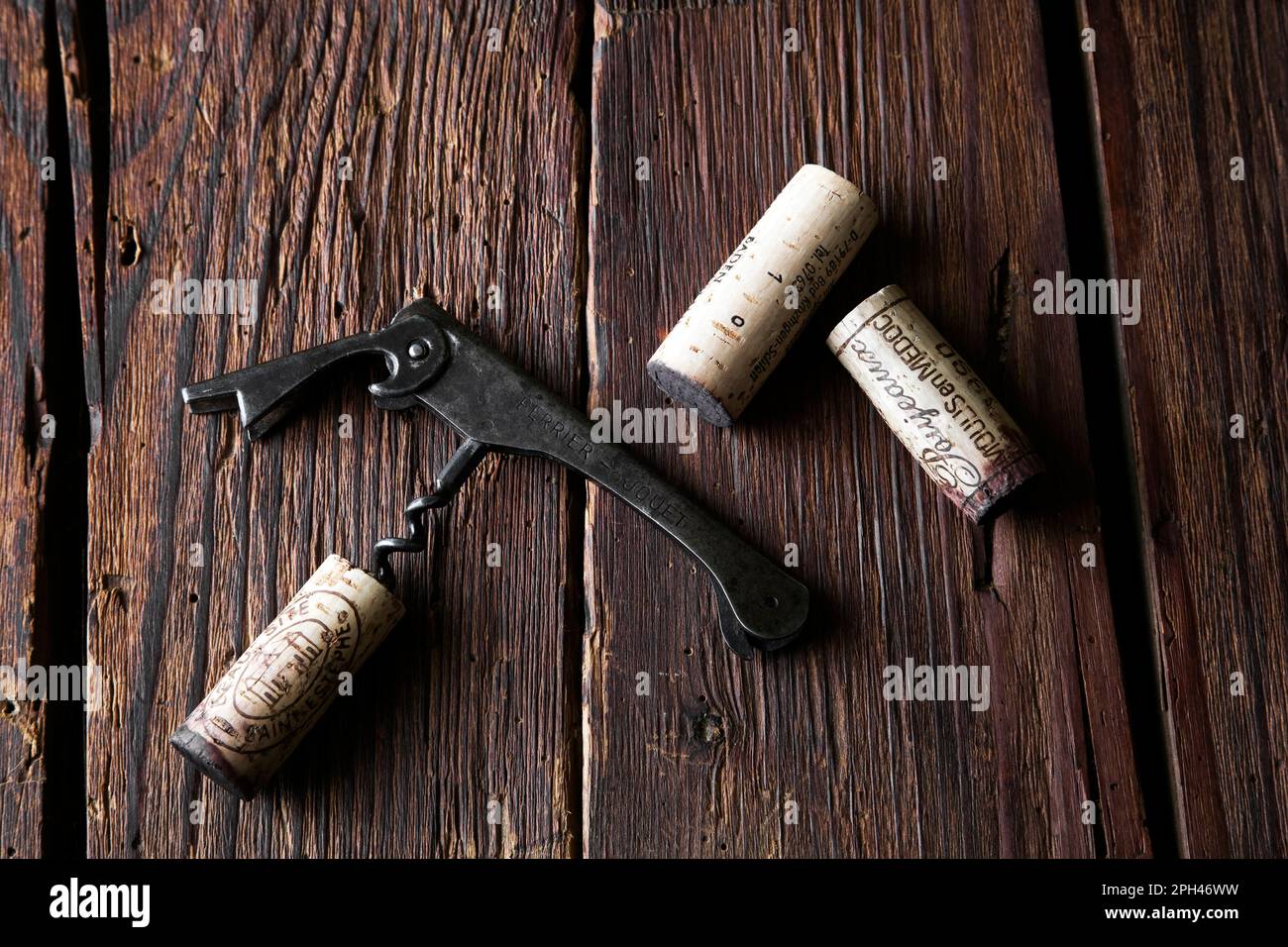 sughero e cavatappi su uno sfondo rustico in legno Foto Stock