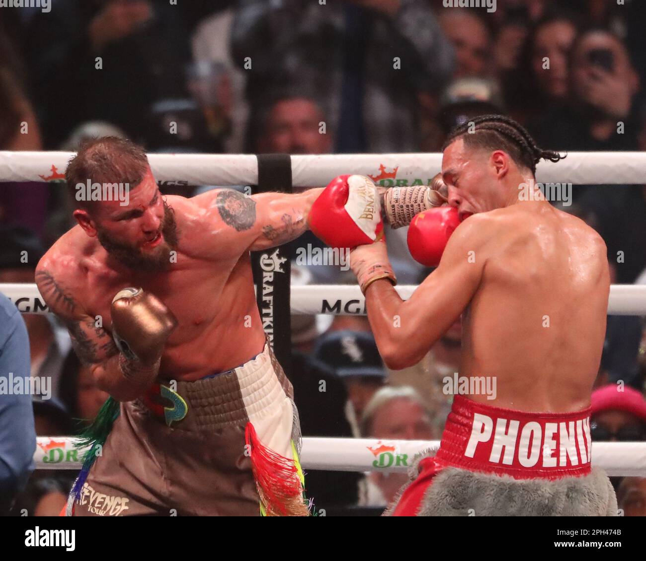 Las Vegas, Nevada, Stati Uniti. 25th Mar, 2023. LAS VEGAS, NV - MARZO 25: (L-R) Caleb Plant punisce David Benavidez nel loro Interim WBC World Super Middleweight Title Bout alla MGM Grand Garden Arena il 25 Marzo 2023 a Las Vegas, NV, Stati Uniti. (Credit Image: © Alejandro Salazar/PX Imagens via ZUMA Press Wire) SOLO PER USO EDITORIALE! Non per USO commerciale! Foto Stock