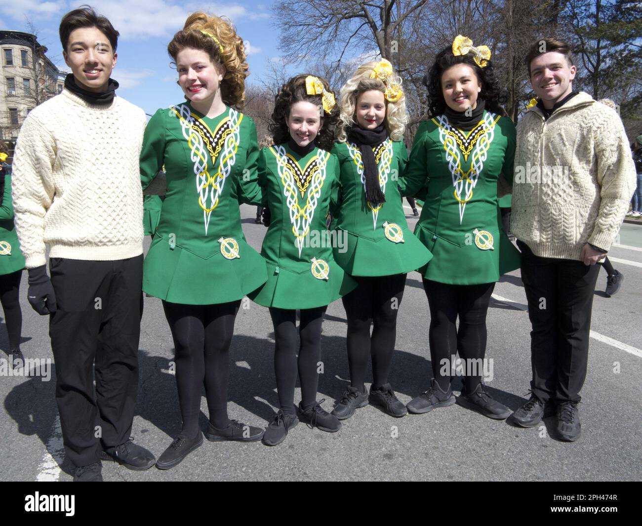 Studenti della scuola di danza irlandese alla parata di San Patrizio a Park Slope, Brooklyn, NY Foto Stock