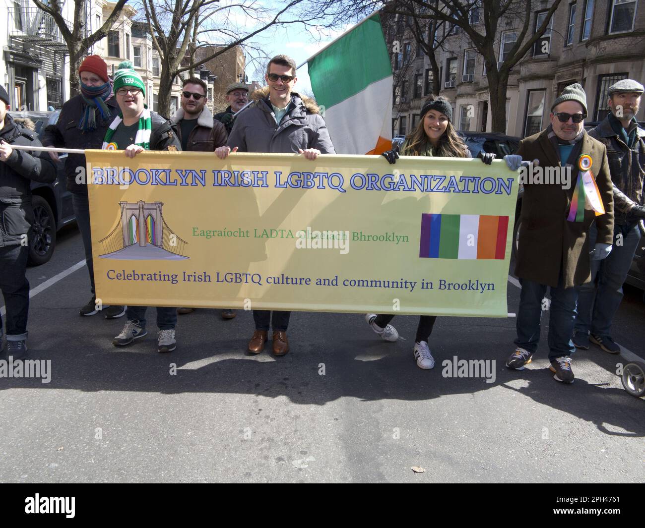 I membri dell'organizzazione irlandese LGBTQ marciano con orgoglio alla parata del giorno di San Patrizio a Park Slope, Brooklyn, NY Foto Stock