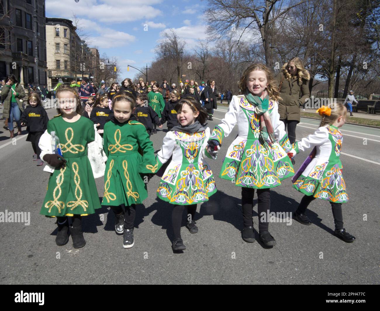 Studenti della scuola di danza irlandese alla parata di San Patrizio a Park Slope, Brooklyn, NY Foto Stock