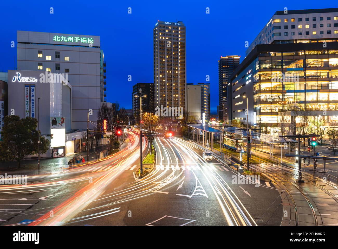 21 marzo 2023: Scena notturna di Kumamoto alla stazione dei tram di Kumamoto a Kyushu, Giappone. Il sistema di tram cittadino ha cinque linee in conteggio ufficiale, ma con Foto Stock