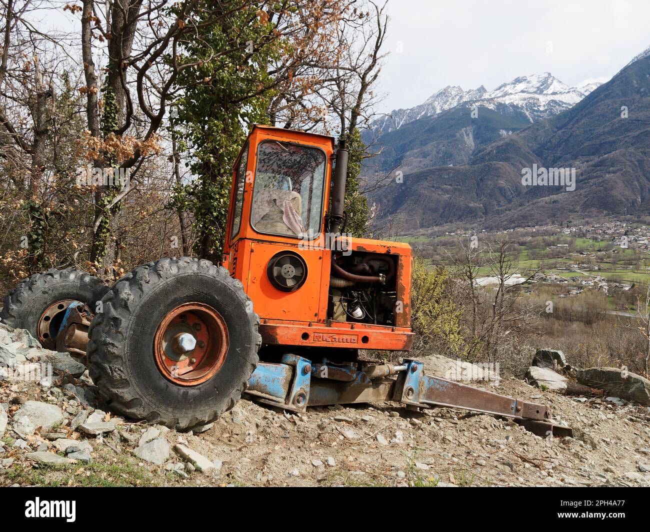 Attrezzature per l'allevamento dell'arancia sotto le montagne dell'alp in Valle d'Aosta Foto Stock