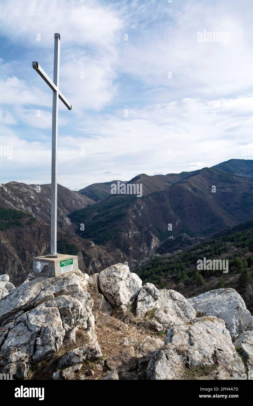 Una croce sulla cima Kutra vicino Asenovgrad, Bulgaria all'inizio della primavera. Immagine verticale con spazio di copia Foto Stock
