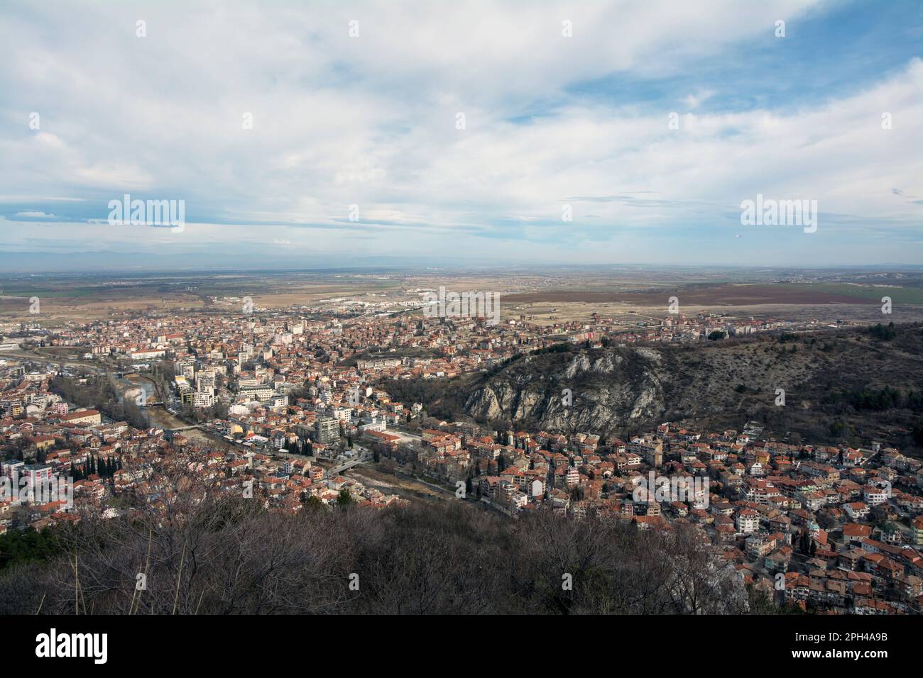 Una vista panoramica di Asenovgrad da St Dimitar cappella. Immagine orizzontale con spazio di copia Foto Stock