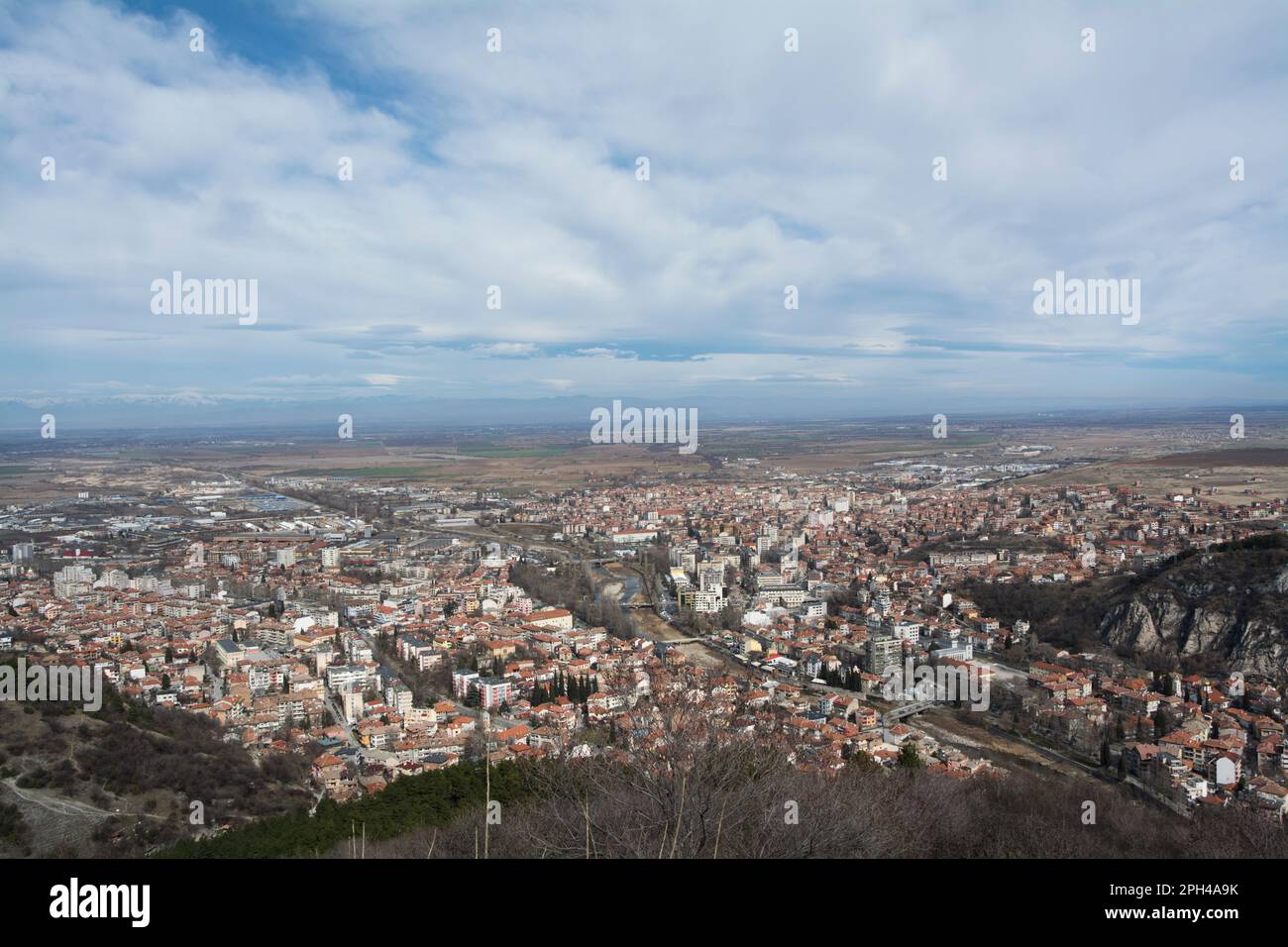 Una vista da St. Dimitar cappella alla città di Asenovgrad in Bulgaria. Immagine orizzontale con spazio di copia Foto Stock