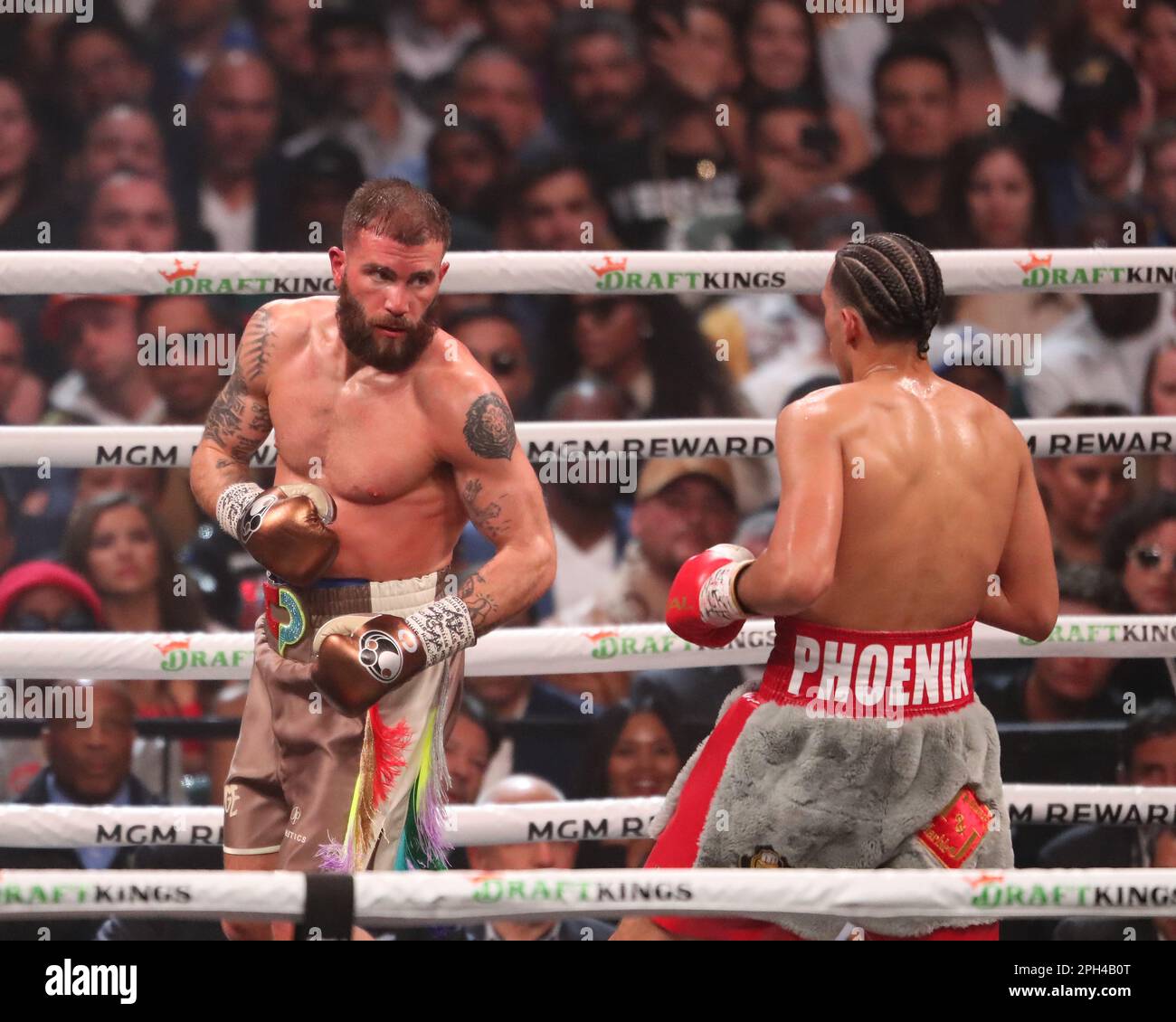 Las Vegas, Nevada, Stati Uniti. 25th Mar, 2023. LAS VEGAS, NV - MARZO 25: (L-R) Caleb batte David Benavidez nel loro Interim WBC World Super Middlewight Title Bout alla MGM Grand Garden Arena il 25 Marzo 2023 a Las Vegas, NV, Stati Uniti. (Credit Image: © Alejandro Salazar/PX Imagens via ZUMA Press Wire) SOLO PER USO EDITORIALE! Non per USO commerciale! Foto Stock