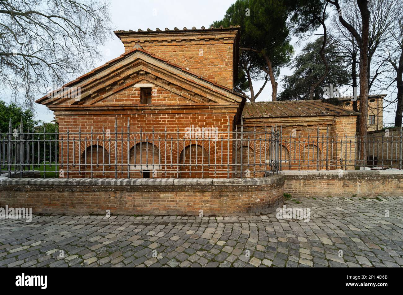 Il Mausoleo di Galla Placidia a Ravenna, Emilia-Romagna, Italia; un edificio tardo antico romano e famosa attrazione turistica costruita nel 425-450 Foto Stock