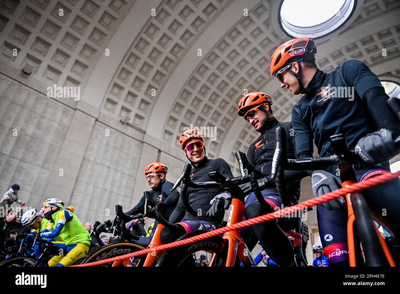 Wevelgem, Belgio. 26th Mar, 2023. L'immagine mostra l'inizio della Gent-Wevelgem maschile - in Fiandre campi gara ciclistica, 260, 9 km da Ieper a Wevelgem, Domenica 26 Marzo 2023. FOTO DI BELGA DIRK WAEM Credit: Agenzia Notizie di Belga/Alamy Live News Foto Stock