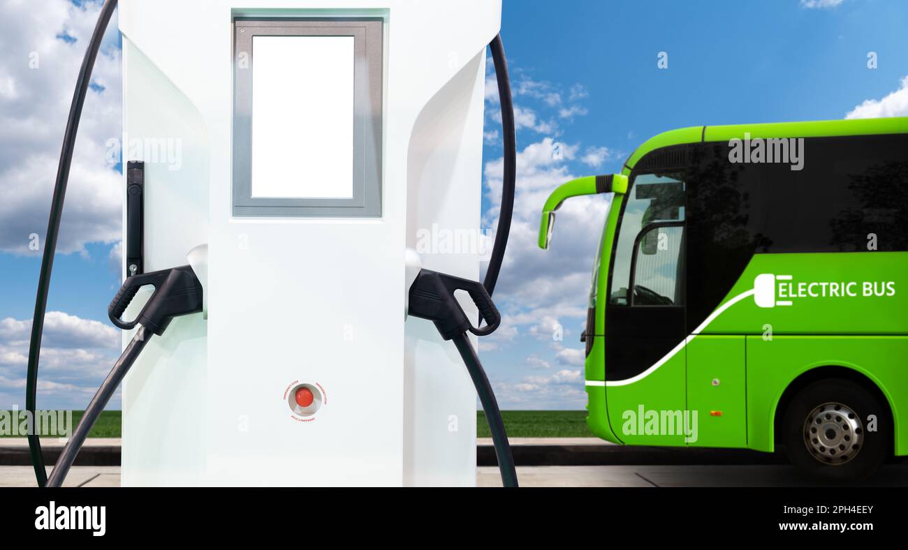 Bus elettrico con stazione di ricarica. Concetto. Foto di alta qualità Foto Stock