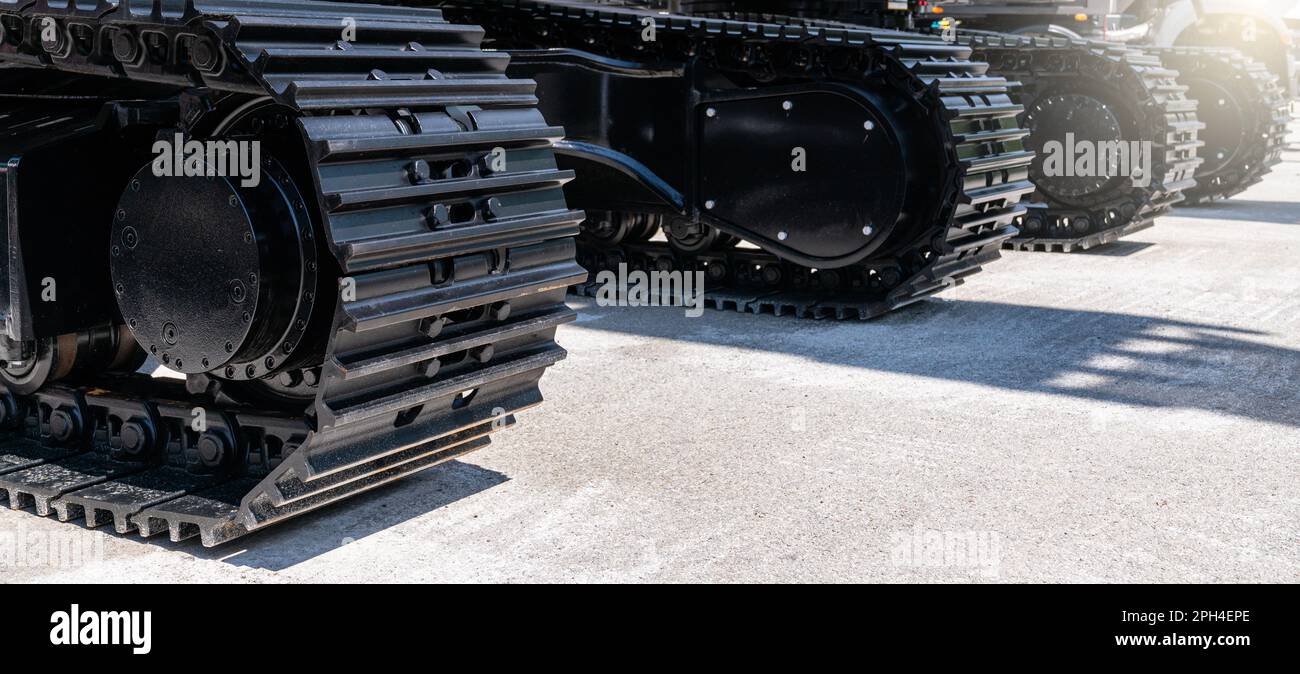 Primo piano dei cingoli dell'escavatore da costruzione. Foto di alta qualità Foto Stock