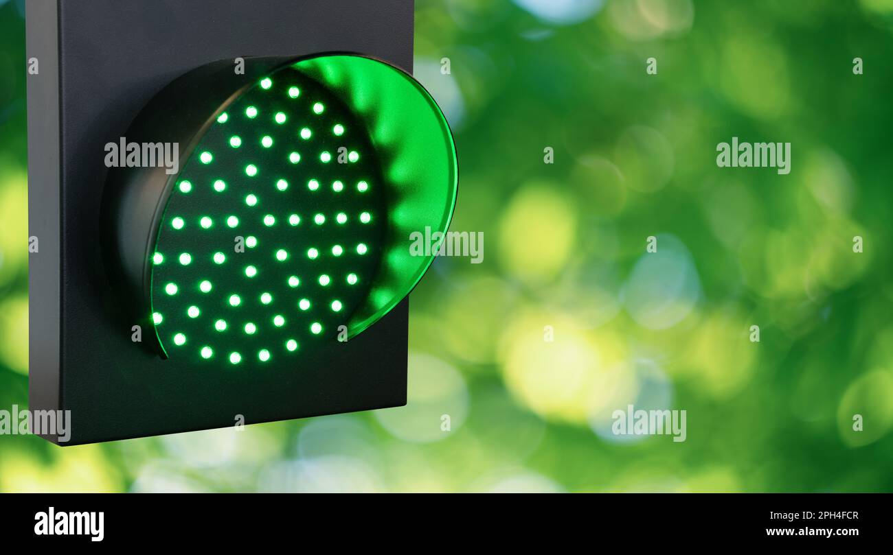 Semaforo verde. Simbolo dell'energia e dello sviluppo sostenibili. Foto di alta qualità Foto Stock