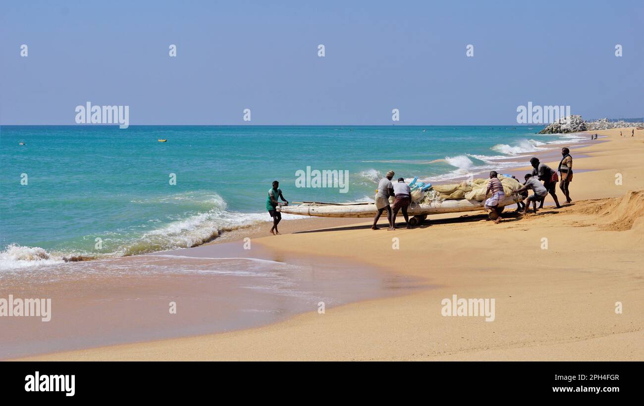 Kanyakumari,Tamilnadu,India- Dicembre 28 2021: I pescatori di Tamilnadu ottengono la loro barca di legno o catamarano per la pesca nella baia del Bengala. Foto Stock