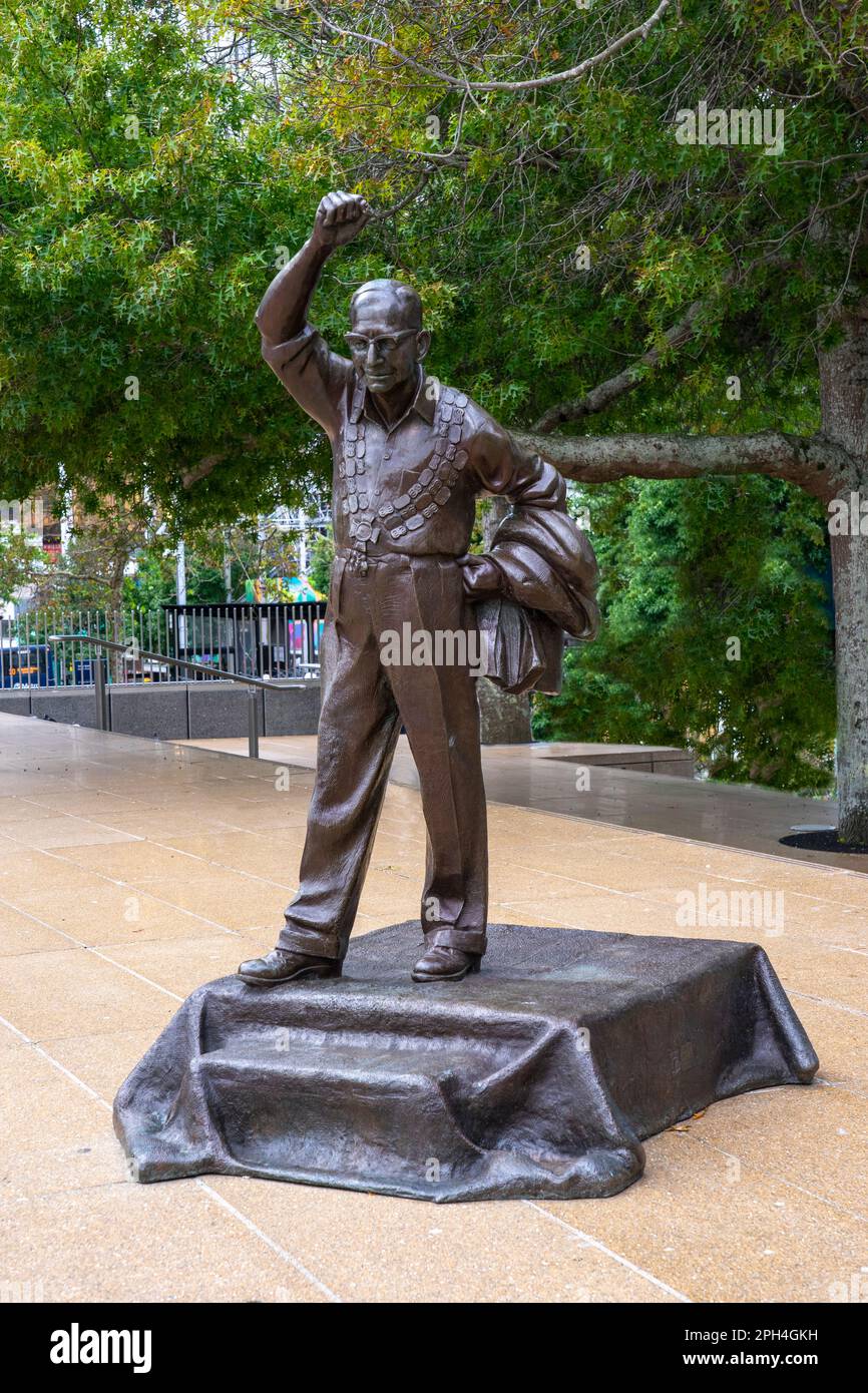 Auckland, Nuova Zelanda - Marzo, 2023. Statua bronzea di Sir dove-Myer Robinson di Tobias Twiss, 2002. Queen Street (Piazza Aotea), Auckland City. Sindaco Foto Stock