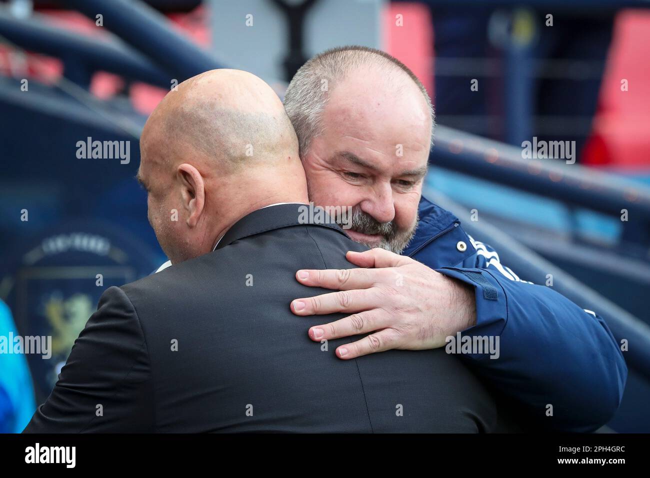 Steve Clarke, allenatore della Scotland International Football Team, saluta Temuri Ketsbaia, allenatore della Cyprus International Football Team, prima del Foto Stock