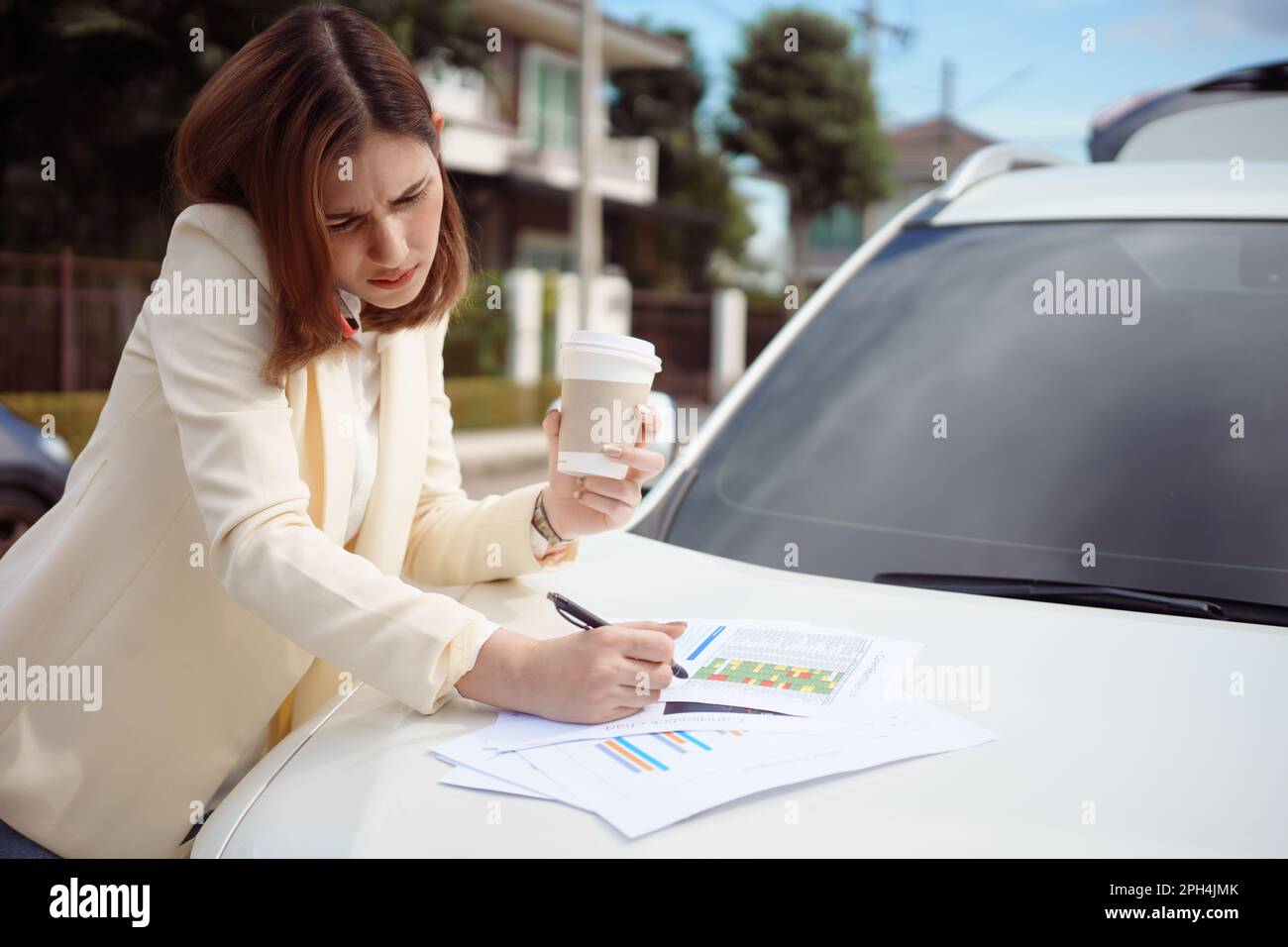 Donna di occupato è di fretta, ella non hanno tempo, lei sta per parlare al telefono in viaggio. Imprenditrice di svolgere più compiti sul cofano del c Foto Stock