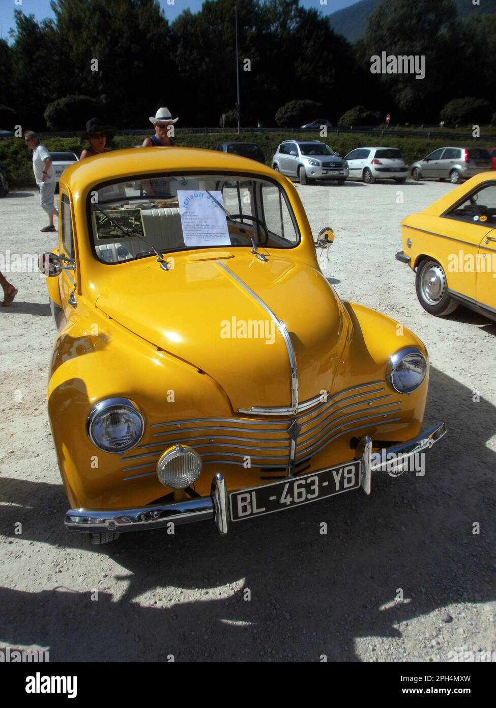 Le Bourget du lac, Francia - 19 agosto 2012: Mostra pubblica di auto d'epoca. Concentrati su una Renault 4CV Grand Luxe gialla. Foto Stock