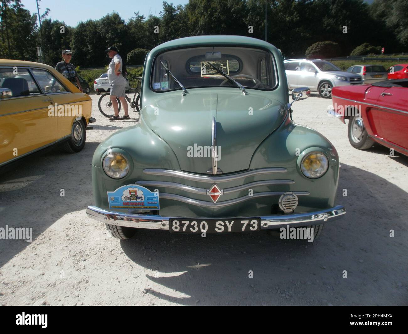 Le Bourget du lac, Francia - 19 agosto 2012: Mostra pubblica di auto d'epoca. Concentrati su una Renault 4CV verde. Foto Stock
