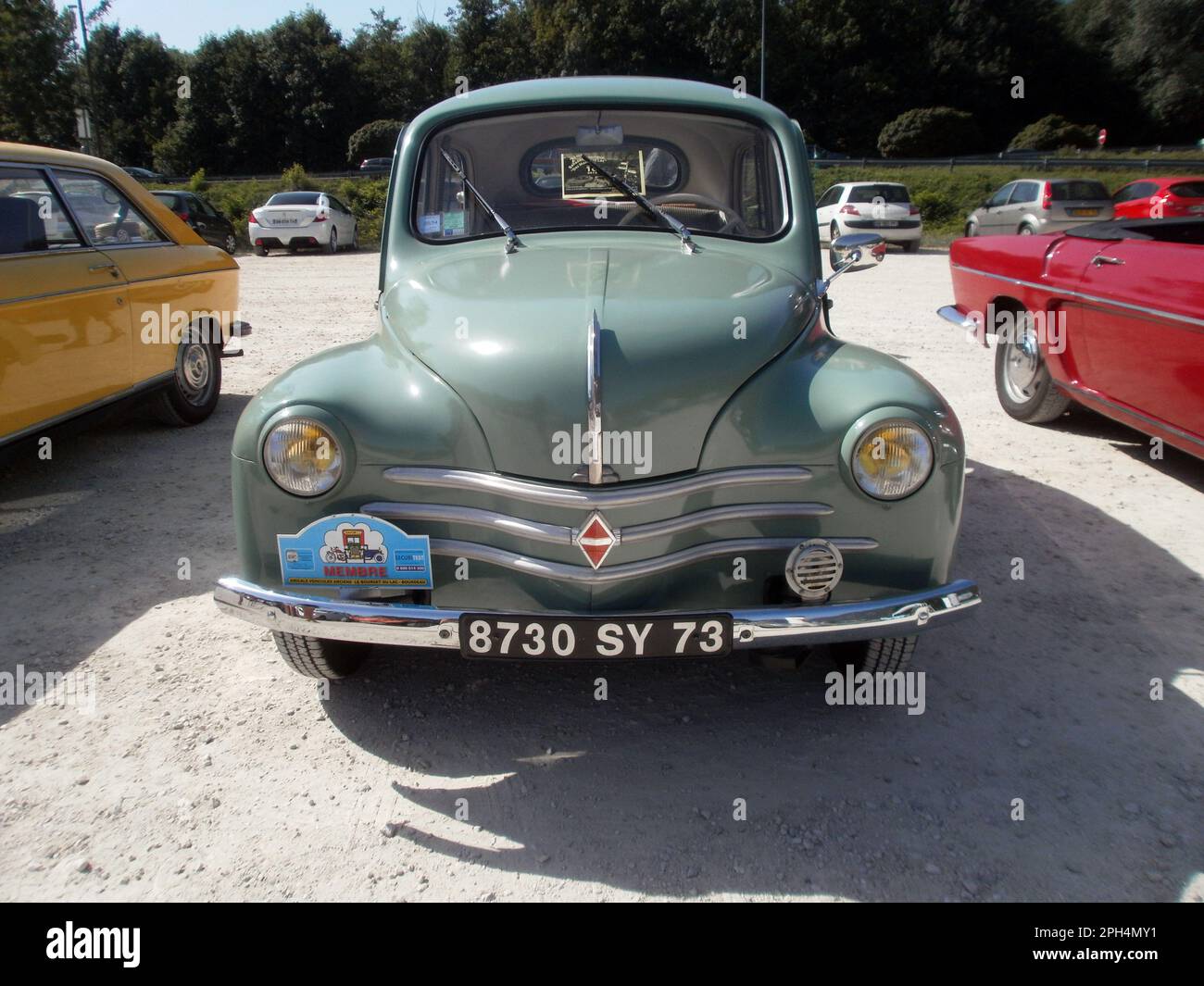 Le Bourget du lac, Francia - 19 agosto 2012: Mostra pubblica di auto d'epoca. Concentrati su una Renault 4CV verde. Foto Stock