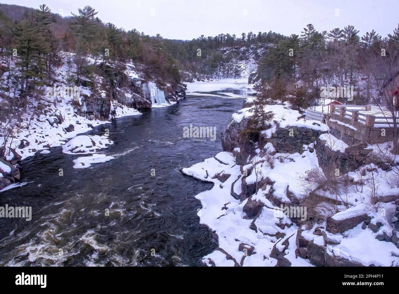 Bellissimo paesaggio del St. Croix River presso l'Interstate state Park la mattina d'inverno a Taylors Falls, Minnesota USA. Foto Stock