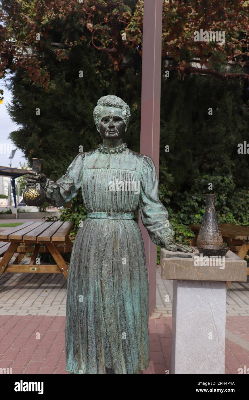 La Statua di Marie Curie che tiene la sua attrezzatura per esperimenti scientifici Foto Stock