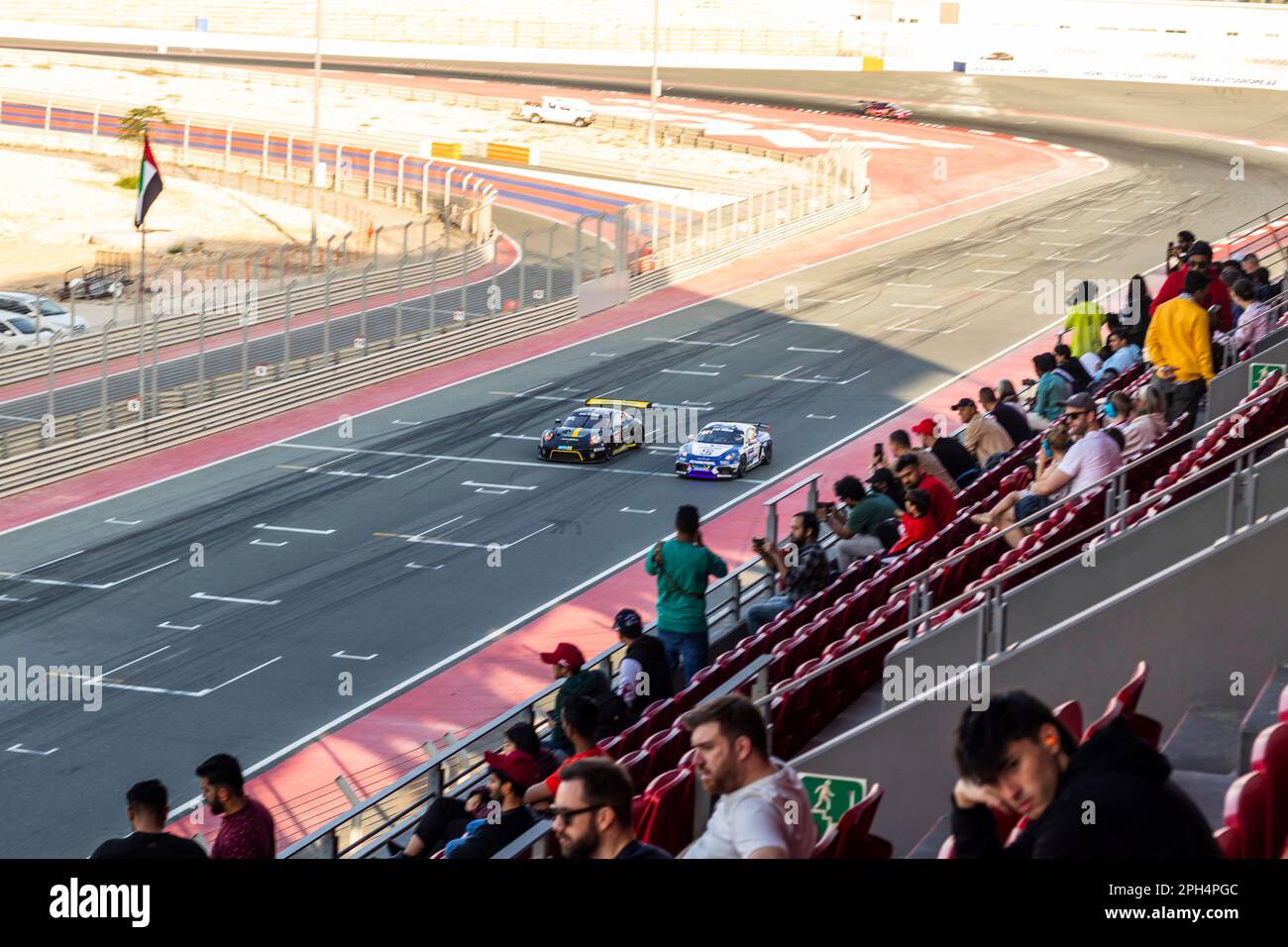 Dubai, Emirati Arabi Uniti - 01.14.2023 - vetture da corsa sul circuito dell'Autodromo di Dubai durante la gara di Hankook 24 ore. Foto Stock