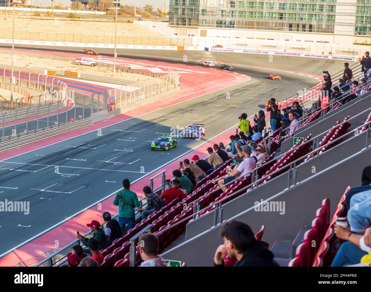 Dubai, Emirati Arabi Uniti - 01.14.2023 - vetture da corsa sul circuito dell'Autodromo di Dubai durante la gara di Hankook 24 ore. Foto Stock