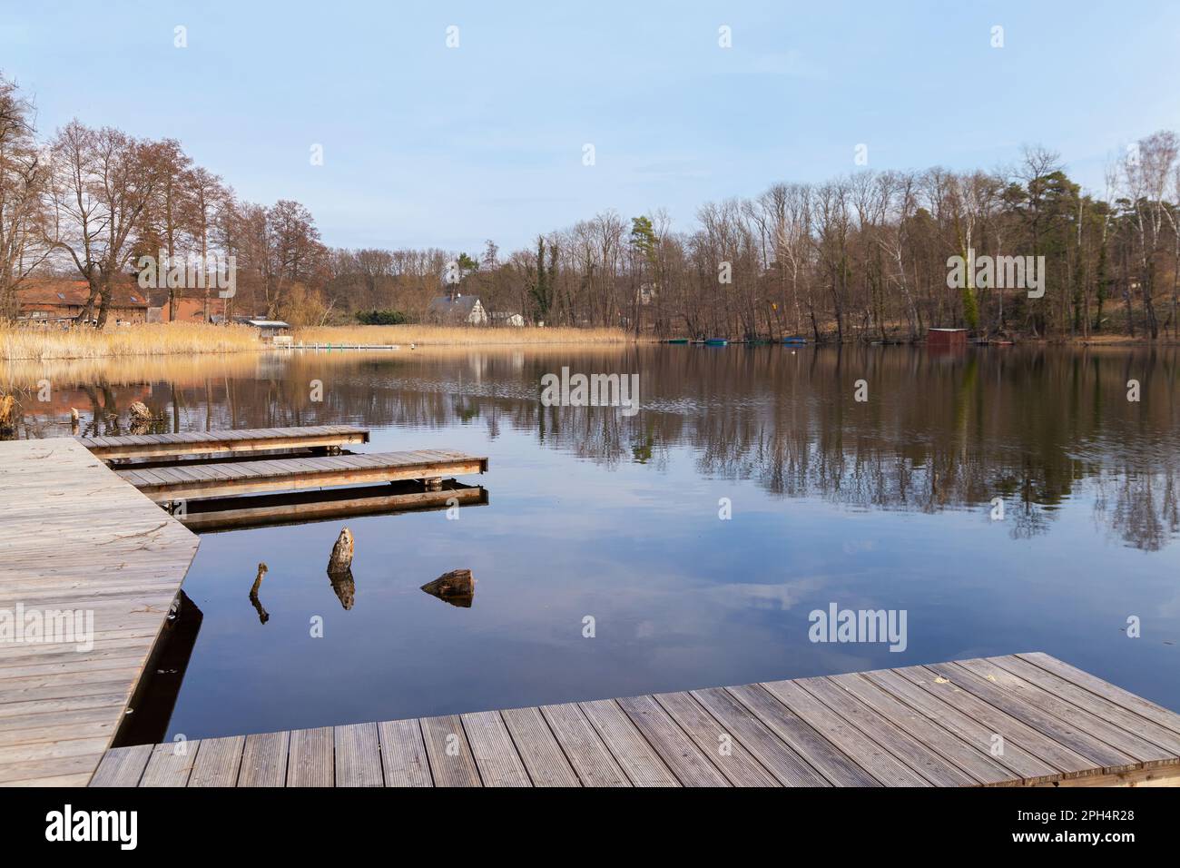 Vista sul lago Kleiner Glubigsee nella destinazione Wendisch Rietz in primavera, Stato federale di Brandeburgo - Germania Foto Stock