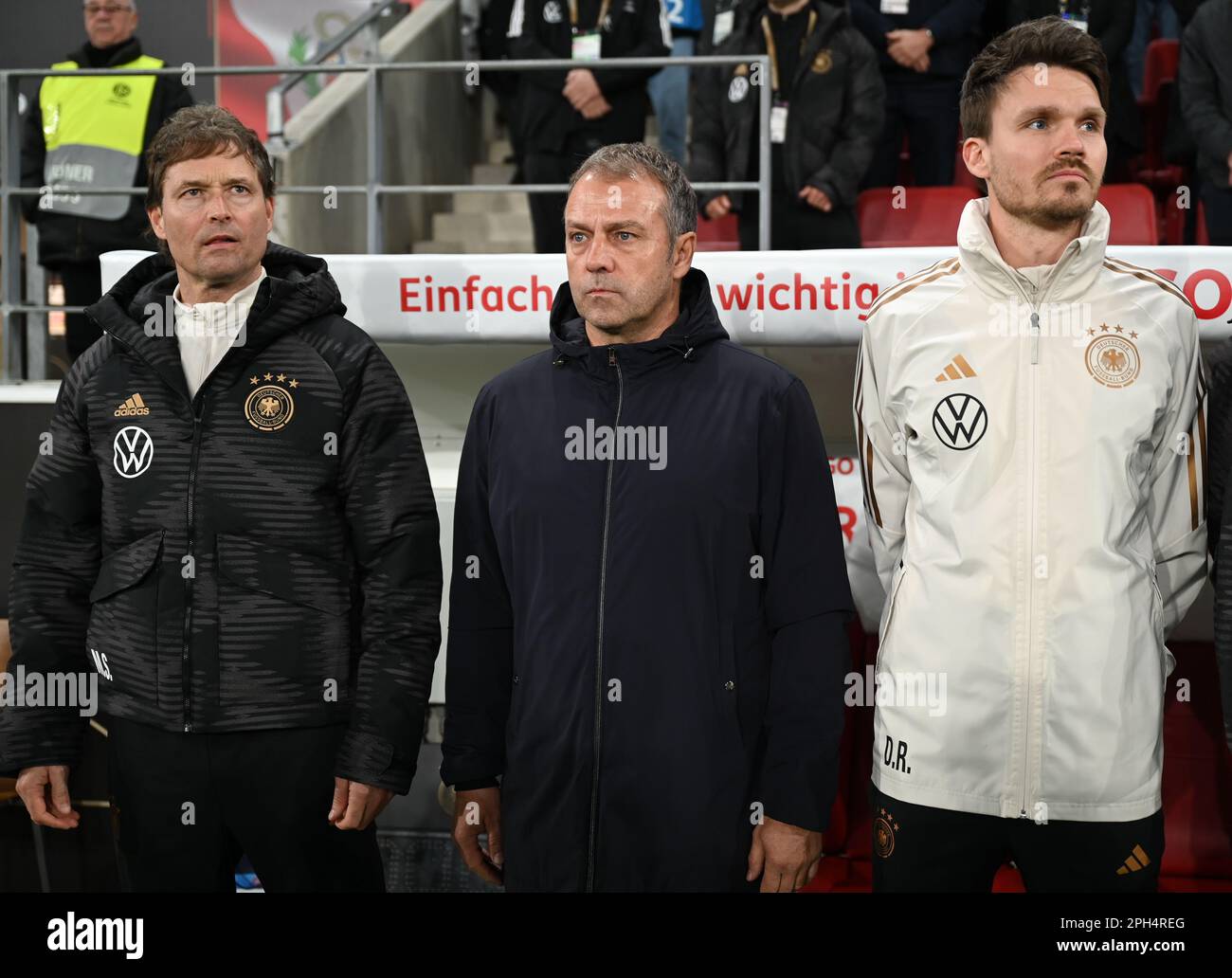 Magonza, Germania. 25th Mar, 2023. Calcio: Internazionale, Germania - Perù, Mewa Arena. Assistente tecnico tedesco Marcus Sorg (l-r), allenatore nazionale Hansi Flick e assistente tecnico Danny Röhl. Credit: Arne Dedert/dpa/Alamy Live News Foto Stock