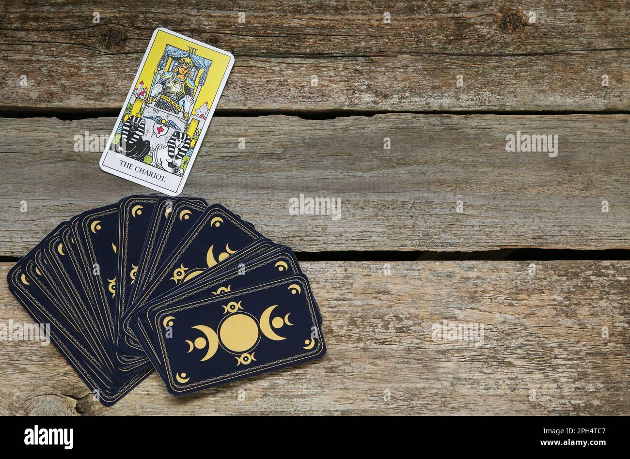 Il Chariot e altre carte tarocchi su tavola di legno, piatto. Spazio per il testo Foto Stock