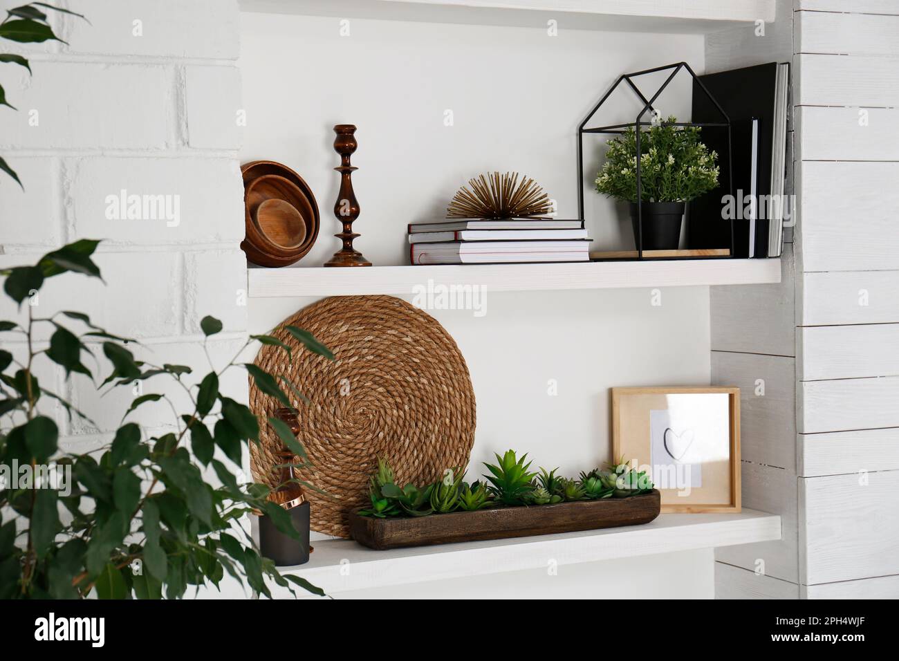 Mensole a parete con splendidi elementi decorativi interni. Design degli interni Foto Stock