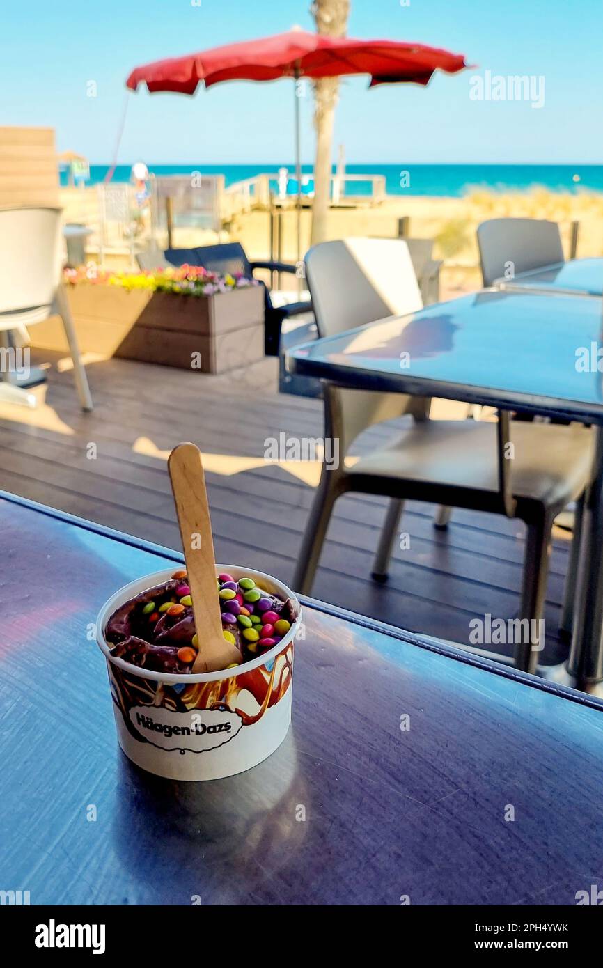Peniscola, Spagna - 07 agosto 2022 : Haagen-Dazs è un marchio di gelato di prima qualità noto per i suoi sapori ricchi e cremosi e gli ingredienti di alta qualità, con lo Foto Stock