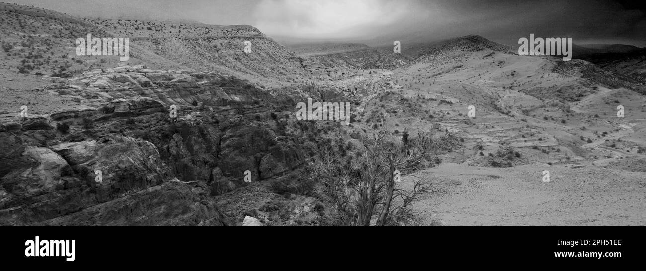 La valle del fiume secco di Wadi Feid, Jabal Fied, al-Sharat zona della Giordania, Medio Oriente Foto Stock